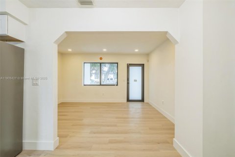 House in Miami, Florida 4 bedrooms, 92.16 sq.m. № 1956176 - photo 12