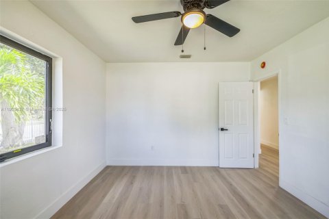 House in Miami, Florida 4 bedrooms, 92.16 sq.m. № 1956176 - photo 23