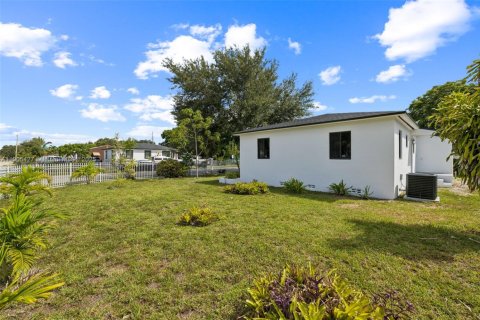 House in Miami, Florida 4 bedrooms, 92.16 sq.m. № 1956176 - photo 30