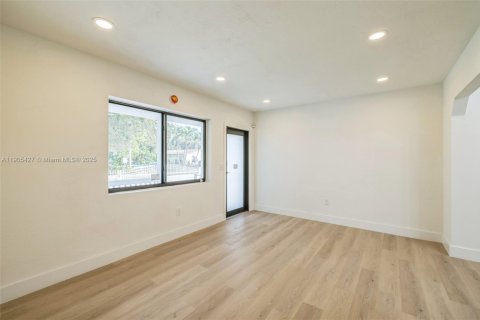 House in Miami, Florida 4 bedrooms, 92.16 sq.m. № 1956176 - photo 9