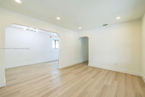 House in Miami, Florida 4 bedrooms, 92.16 sq.m. № 1956176 - photo 8