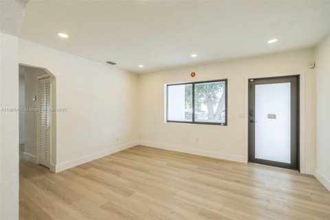 House in Miami, Florida 4 bedrooms, 92.16 sq.m. № 1956176 - photo 7