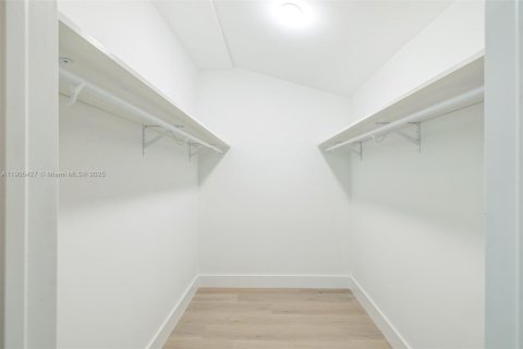 House in Miami, Florida 4 bedrooms, 92.16 sq.m. № 1956176 - photo 18