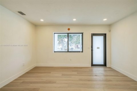 House in Miami, Florida 4 bedrooms, 92.16 sq.m. № 1956176 - photo 13