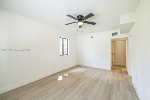 House in Miami, Florida 4 bedrooms, 92.16 sq.m. № 1956176 - photo 16