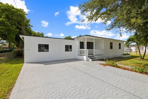 House in Miami, Florida 4 bedrooms, 92.16 sq.m. № 1956176 - photo 28