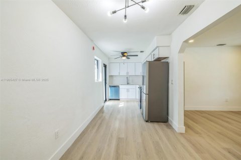 House in Miami, Florida 4 bedrooms, 92.16 sq.m. № 1956176 - photo 11