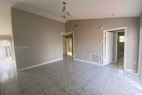 Casa en venta en Miami Gardens, Florida, 4 dormitorios, 128.3 m2 № 1970318 - foto 2