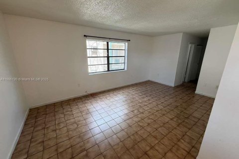 Copropriété à louer à Hialeah, Floride: 2 chambres, 70.61 m2 № 1932293 - photo 5