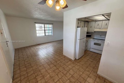 Copropriété à louer à Hialeah, Floride: 2 chambres, 70.61 m2 № 1932293 - photo 1