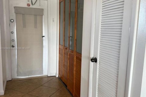 Снять в аренду кондоминиум в Санрайз, Флорида 2 спальни, 78.97м2, № 1975027 - фото 4