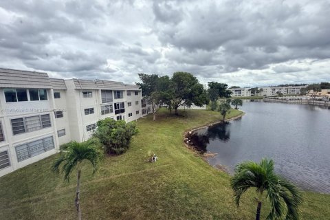 Снять в аренду кондоминиум в Санрайз, Флорида 2 спальни, 78.97м2, № 1975027 - фото 1