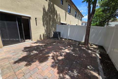 Villa ou maison à louer à Hialeah, Floride: 3 chambres, 154.96 m2 № 2172193 - photo 11