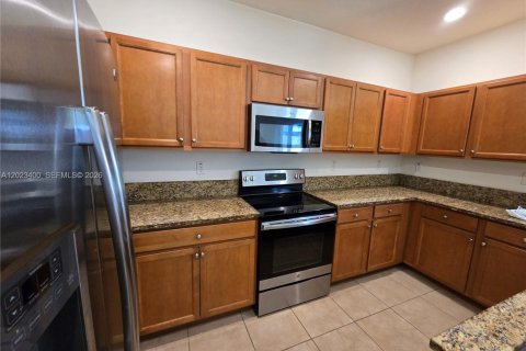 Villa ou maison à louer à Hialeah, Floride: 3 chambres, 154.96 m2 № 2172193 - photo 6