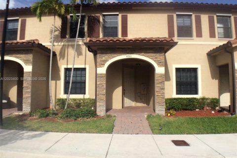 Villa ou maison à louer à Hialeah, Floride: 3 chambres, 154.96 m2 № 2172193 - photo 2