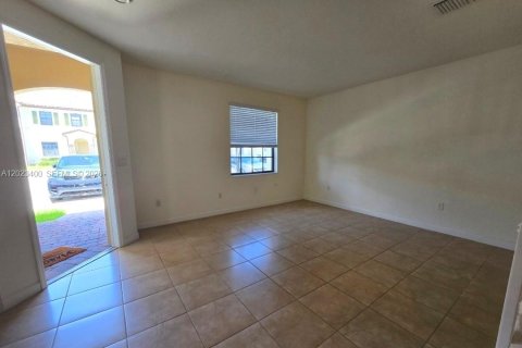 Villa ou maison à louer à Hialeah, Floride: 3 chambres, 154.96 m2 № 2172193 - photo 4