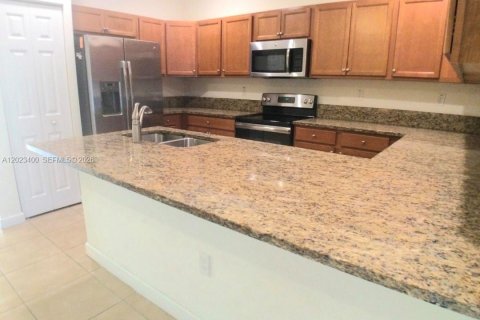 Villa ou maison à louer à Hialeah, Floride: 3 chambres, 154.96 m2 № 2172193 - photo 5