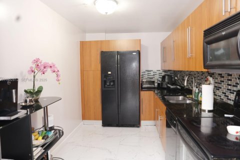 Condominio en venta en Hollywood, Florida, 1 dormitorio, 75.9 m2 № 2008246 - foto 10