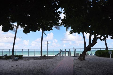 Condominio en venta en Hollywood, Florida, 1 dormitorio, 75.9 m2 № 2008246 - foto 3