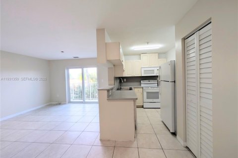 Condo in Miami, Florida, 1 bedroom  № 2000018 - photo 5