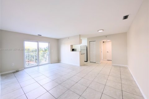 Condo in Miami, Florida, 1 bedroom  № 2000018 - photo 2