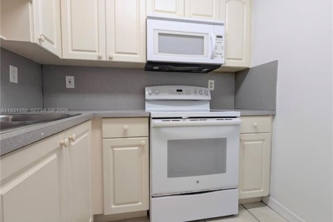 Condo in Miami, Florida, 1 bedroom  № 2000018 - photo 6