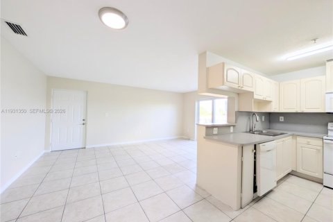 Condo in Miami, Florida, 1 bedroom  № 2000018 - photo 4