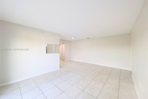 Condo in Miami, Florida, 1 bedroom  № 2000018 - photo 3