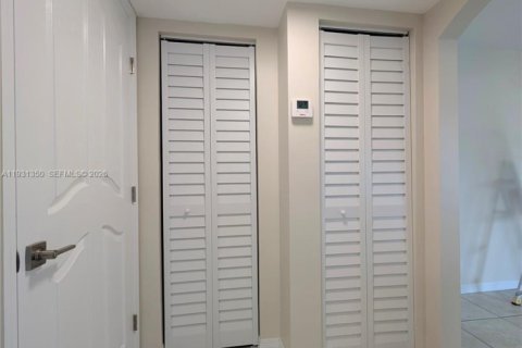 Condo in Miami, Florida, 1 bedroom  № 2000018 - photo 8