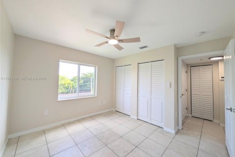 Condo in Miami, Florida, 1 bedroom  № 2000018 - photo 9