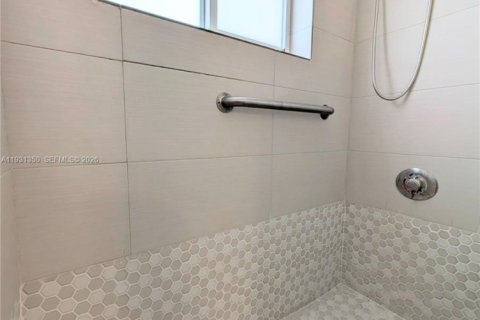 Condo in Miami, Florida, 1 bedroom  № 2000018 - photo 13