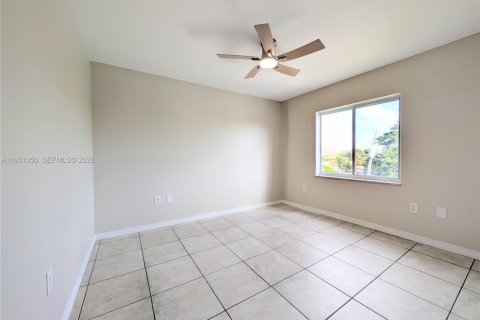 Condo in Miami, Florida, 1 bedroom  № 2000018 - photo 11