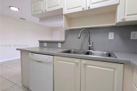 Condo in Miami, Florida, 1 bedroom  № 2000018 - photo 7