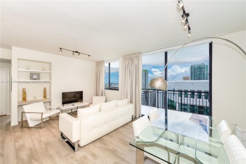 Снять в аренду кондоминиум в Майами, Флорида 2 спальни, 98.85м2, № 1923848 - фото 1
