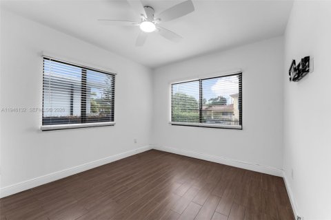 House in Miami, Florida 2 bedrooms, 92.9 sq.m. № 2003037 - photo 10