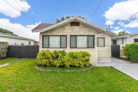 House in Miami, Florida 2 bedrooms, 92.9 sq.m. № 2003037