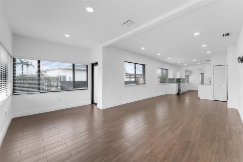 House in Miami, Florida 2 bedrooms, 92.9 sq.m. № 2003037 - photo 4