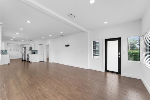 House in Miami, Florida 2 bedrooms, 92.9 sq.m. № 2003037 - photo 5