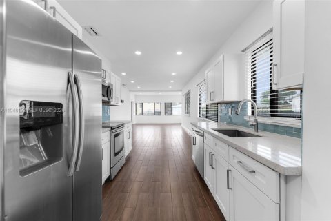 House in Miami, Florida 2 bedrooms, 92.9 sq.m. № 2003037 - photo 8