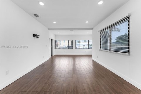 House in Miami, Florida 2 bedrooms, 92.9 sq.m. № 2003037 - photo 6