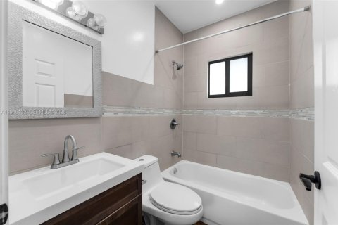 House in Miami, Florida 2 bedrooms, 92.9 sq.m. № 2003037 - photo 9