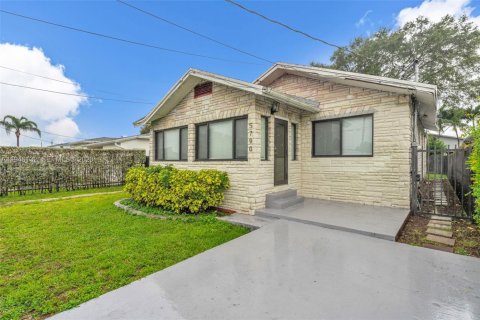 House in Miami, Florida 2 bedrooms, 92.9 sq.m. № 2003037 - photo 2