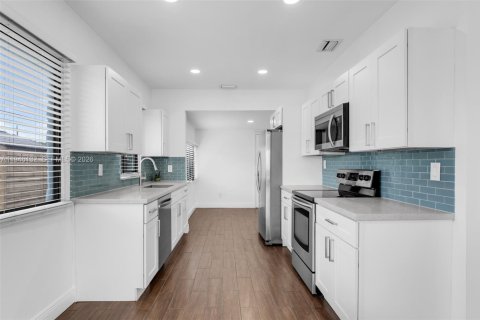 House in Miami, Florida 2 bedrooms, 92.9 sq.m. № 2003037 - photo 7