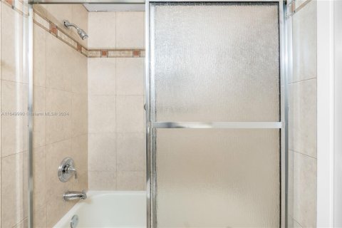 Купить кондоминиум в Халландейл-Бич, Флорида 2 спальни, 96.15м2, № 1860092 - фото 16