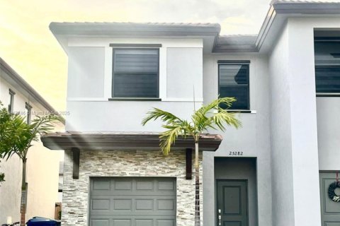 Townhouse in Homestead, Florida 3 bedrooms, 153.38 sq.m. № 1968255 - photo 2