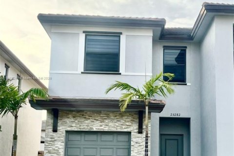 Townhouse in Homestead, Florida 3 bedrooms, 153.38 sq.m. № 1968255 - photo 1