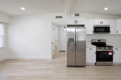 House in Seminole, Florida 3 bedrooms, 83.61 sq.m. № 2215783 - photo 5