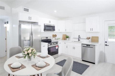 House in Seminole, Florida 3 bedrooms, 83.61 sq.m. № 2215783 - photo 8