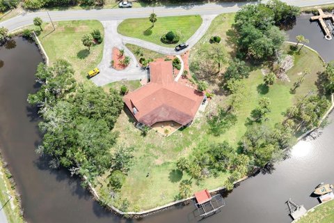 House in Crystal River, Florida 4 bedrooms, 260.31 sq.m. № 2102292