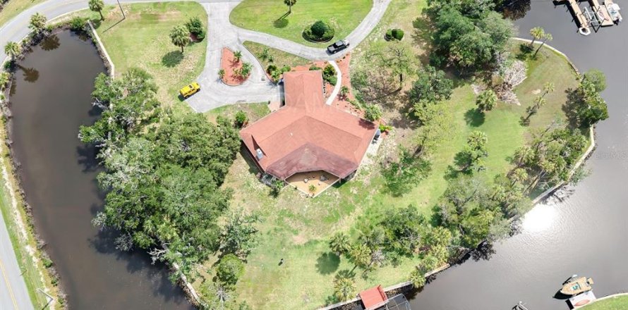 House in Crystal River, Florida 4 bedrooms, 260.31 sq.m. № 2102292